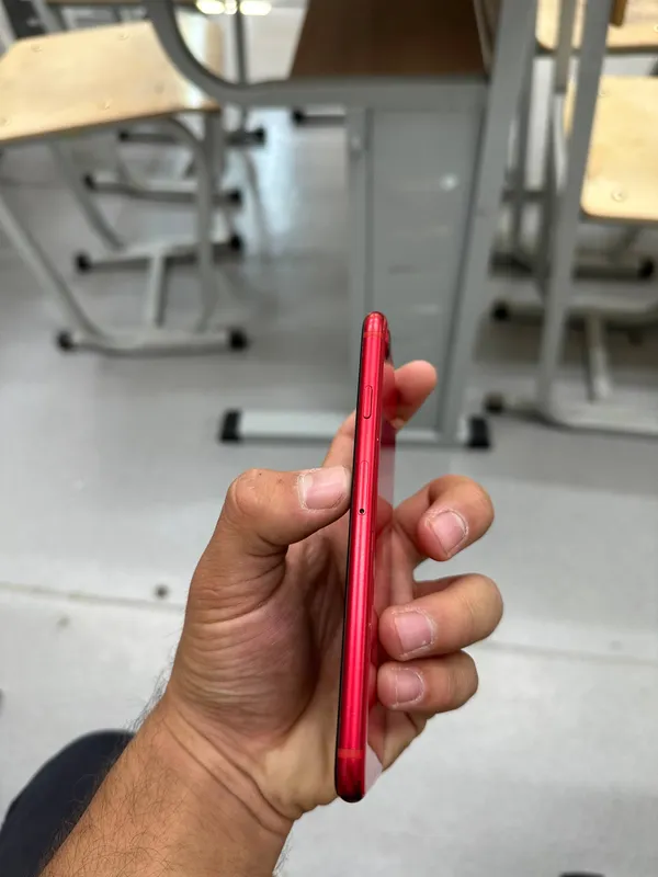 Iphone SE состояние хорошее, память 77, есть отпечаток, iCloud есть 6