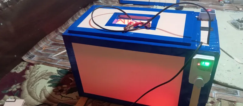 Инкубатор автоматический на 40 яиц, работает от 12V и 220V 2