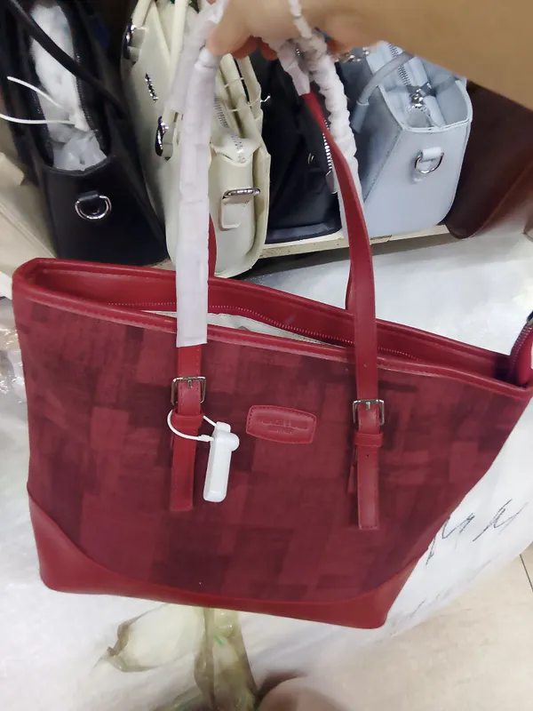 A4 o‘lchamdagi bordo rangli ayollar charm sumkasi 2 A4 o‘lchamdagi bordo rangli ayollar charm sumkasi 2