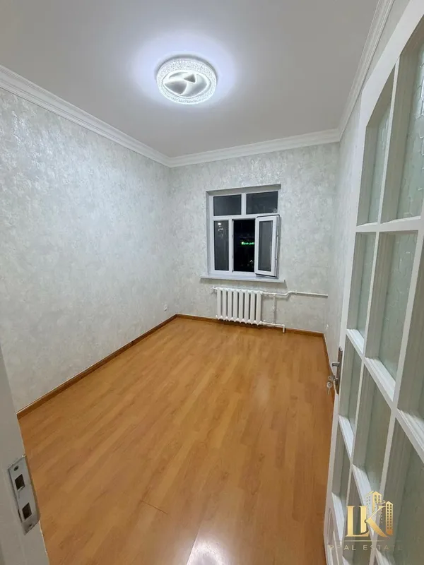 5 xonali, yangi ta’mirli va 2×6 katta balkonga ega, umumiy maydoni 100 m² bo‘lgan keng 4 qavatli uy sotiladi 4