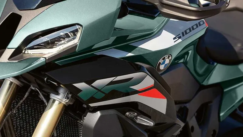 BMW S1000XR Sage Green 2026 5