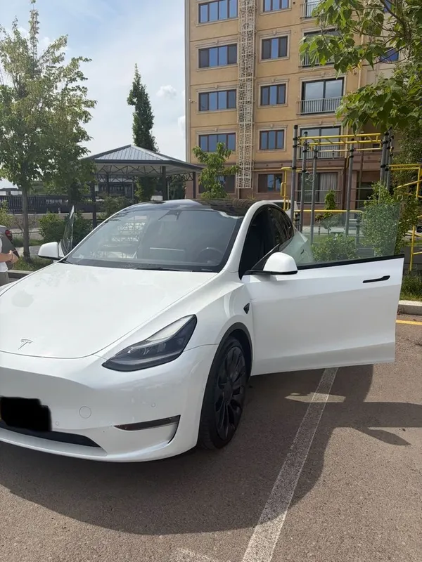 Tesla model y — фото 1