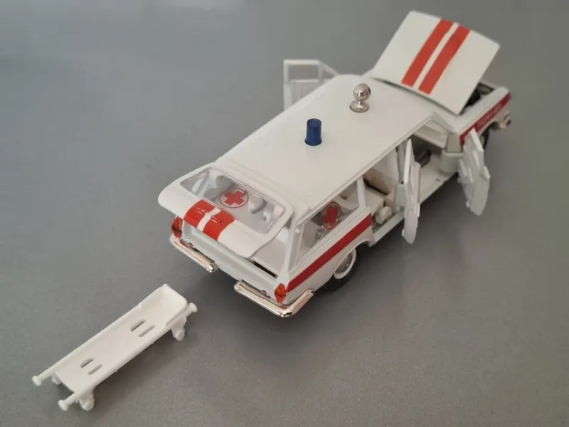 Коллекционная модель ГАЗ 2402 Скорая помощь, масштаб 1:43 — фото 3