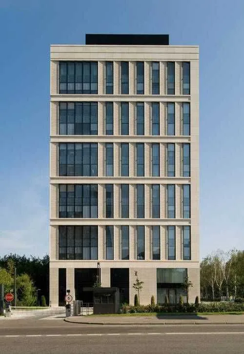 Продаётся здание 6 этажей Яккасарайский район 10,0 соток ,7000 кв.м.