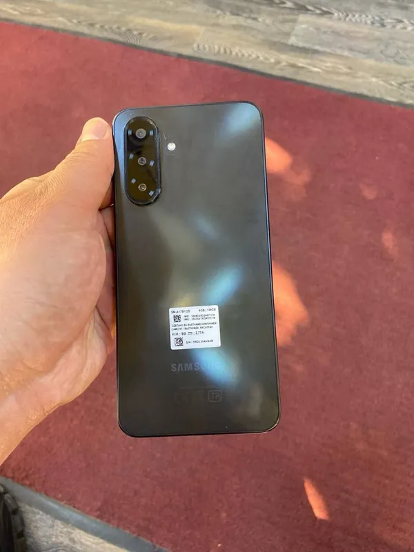 Galaxy A17 yengide ayol kishi cheholda tutgan, — фото 1