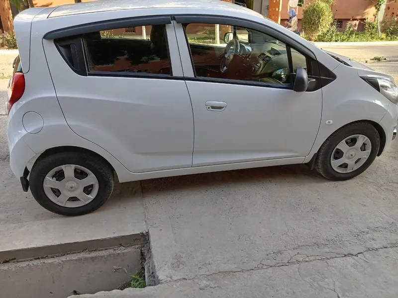 Chevrolet Spark белый