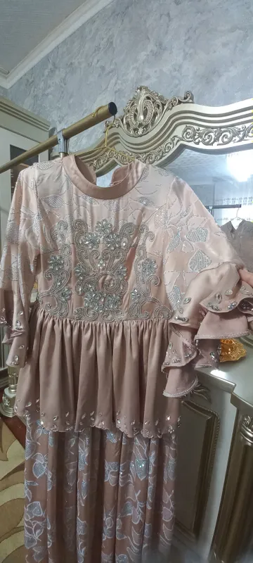 Yangi kelinchaklar uchun bazm ko'ylak