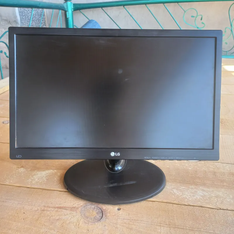 Монитор LG (полный комплект, с кабелями) 1 Монитор LG (полный комплект, с кабелями) 1