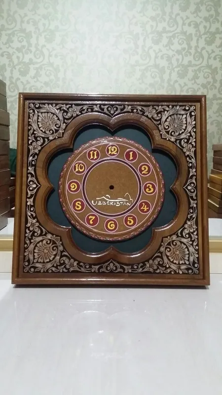 Milliy uslubda yong'oq daraxtidan yasalgan soatlarimiz — фото 1