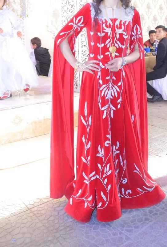 vechirni koʻylak ansambl qilib kiysa ham boʻladi