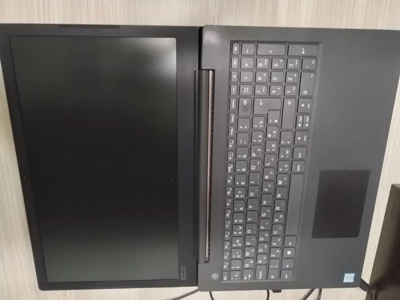 Lenovo V130-15IKB noutbuk / 8GB RAM / 1TB / ish, o‘qish yoki ehtiyot qismlar uchun 9