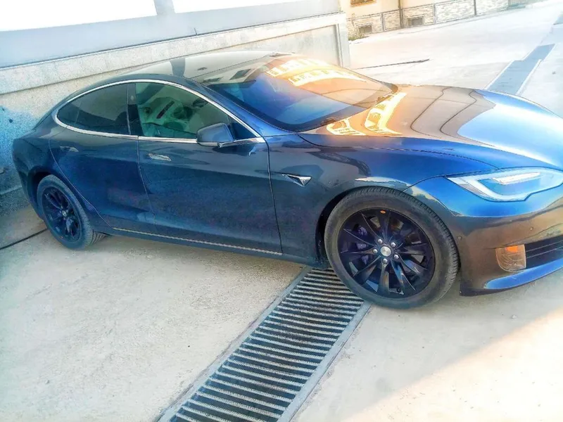 Tesla model S sotiladi — фото 1