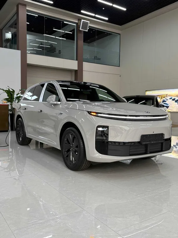 Lixiang L6 Pro бюджетный сегмент Li Auto c гарантией 1390 км запас ход — фото 1
