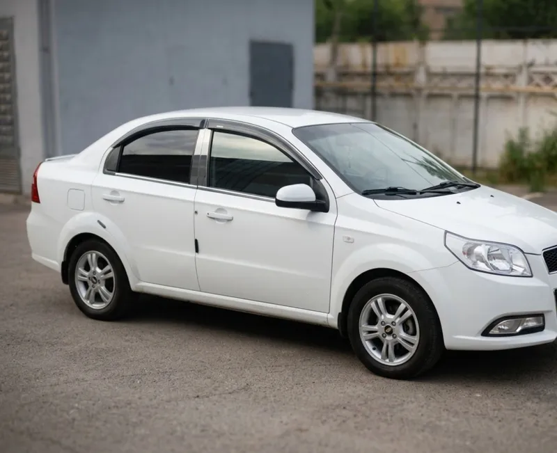 Moshina Nexia3 oq rangli