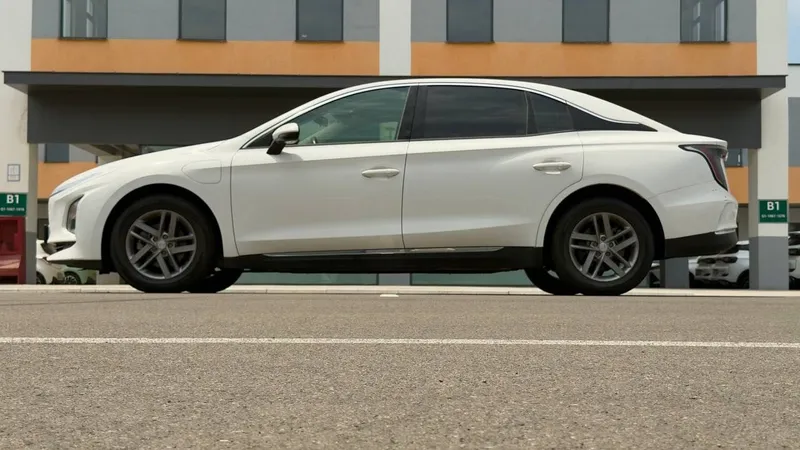 Hongqi E-QM5 (2025) | 530 km | Probeg 46,000 km | 36 oyga 667$ dan 8 Hongqi E-QM5 (2025) | 530 km | Probeg 46,000 km | 36 oyga 667$ dan 8
