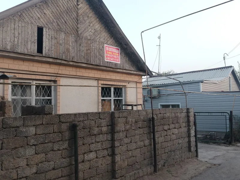Srochna sotiladi 3 xonali uy moryani yonida basseyni ham bor