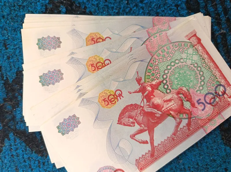 uzb so'm 100somlik,200somlik,500somlik 4 uzb so'm 100somlik,200somlik,500somlik 4
