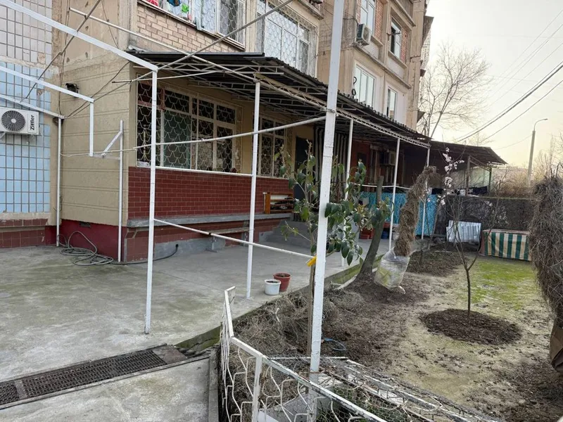 5 xonali dom 1 etaj hovlisiyam bor