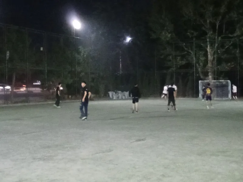 Fudbol maydoni Mini suniy maydon fudbol uchun, valibol o'ynasa xam bol