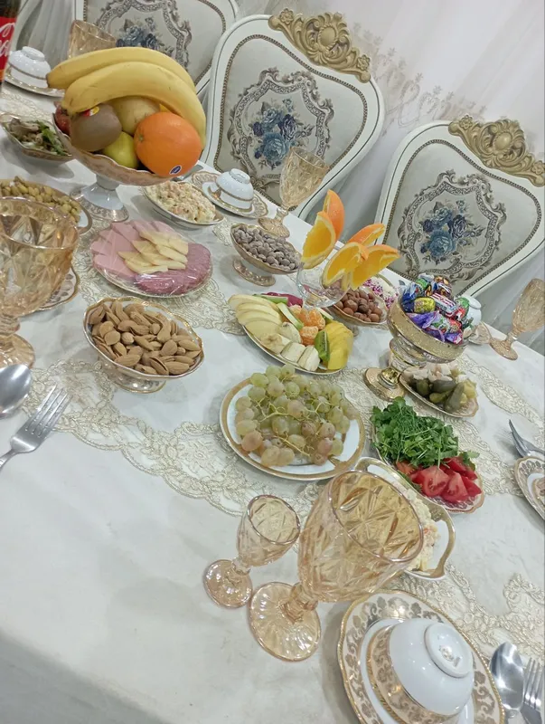 Продаются стол и стулья, новые, стоят в гостиной 1 Продаются стол и стулья, новые, стоят в гостиной 1