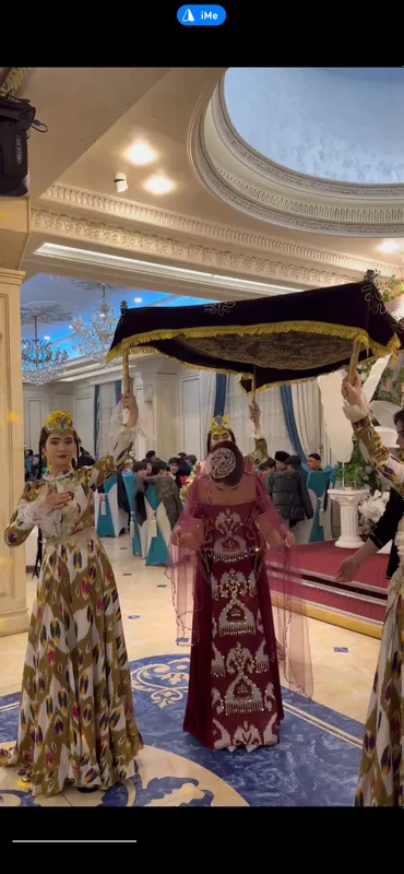 Kelinchak ansanbli, sarisi, juliettasi bilan birga