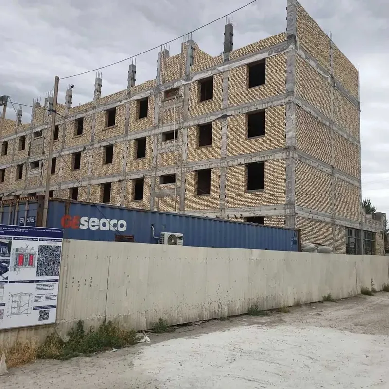 Продаются квартиры и магазины в центре Кагана вдоль дороги.