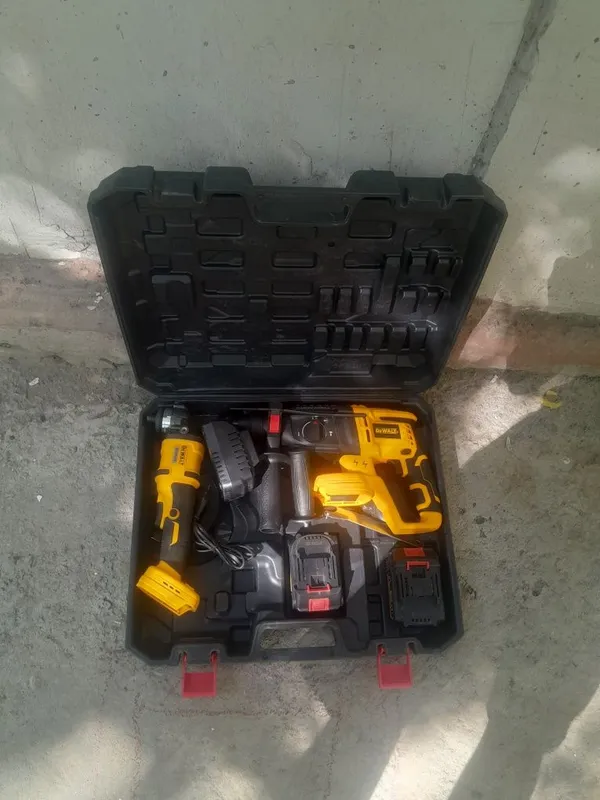Перфаратор и балгарка Продам аккумуляторный набор инструментов DEWALT 1 Перфаратор и балгарка Продам аккумуляторный набор инструментов DEWALT 1