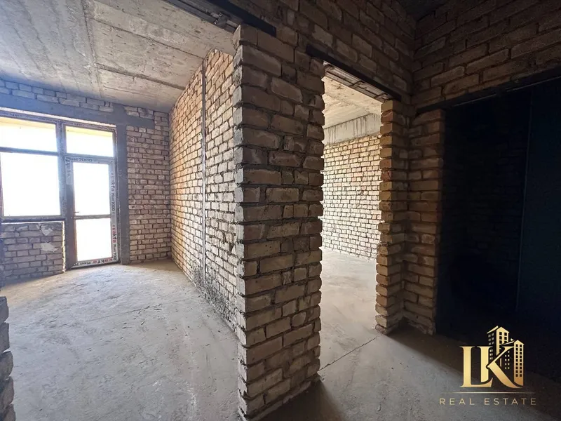 Продаётся просторная 4-комнатная квартира в ЖК Sultaniya, Мирзо-Улугбекский район, вид на город и двор, без ремонта — фото 3