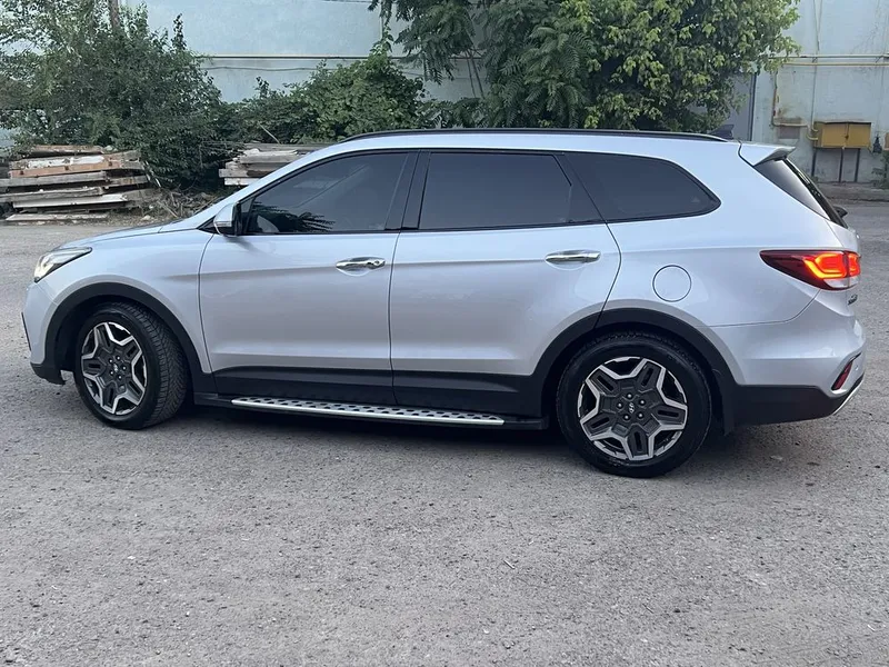 Hyundai Grand SantaFe Limited 2017 2 Hyundai Grand SantaFe Limited 2017 2