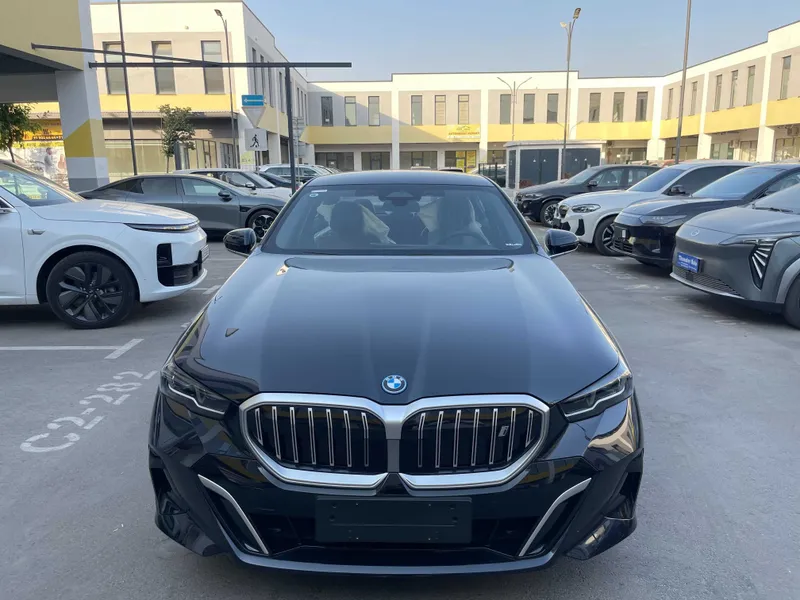 BMW I5 35L naqd va xalol nasiyaga