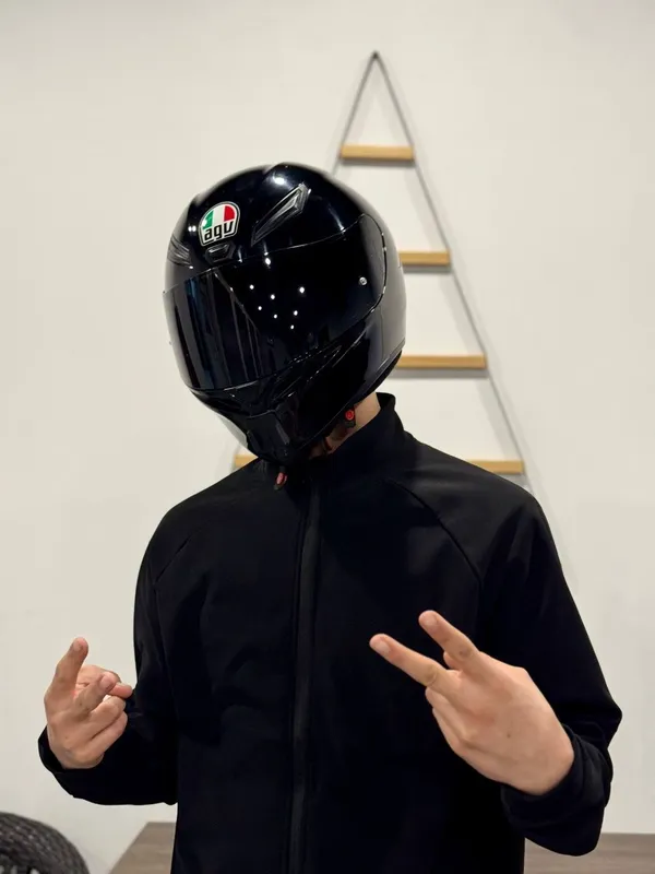 Продам оригинальный шлем AGV K1 (Gloss Black) с темным визором Продам оригинальный шлем AGV K1 (Gloss Black) с темным визором