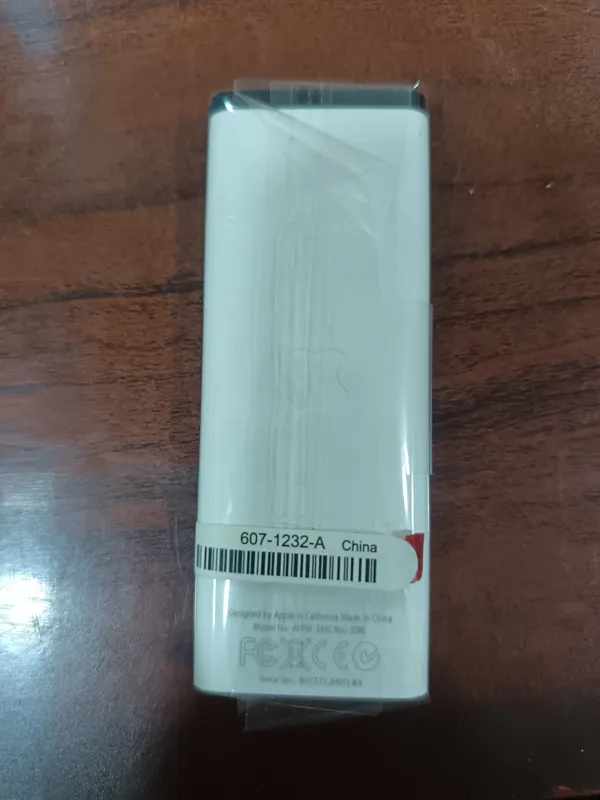 Apple Remote (A1156 / MA128G/A modeli) sotiladi. 2