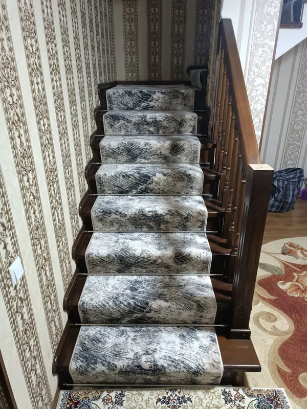 Установка на лестницу держатель для ковров — фото 7