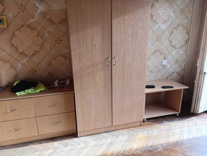 Продается комплект :шкаф, комод , и столик на колесах, цена за все