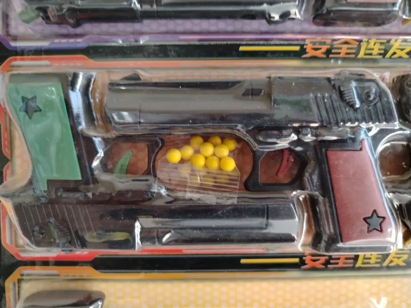 Oyinchoq pistolet (oqlari bilan)