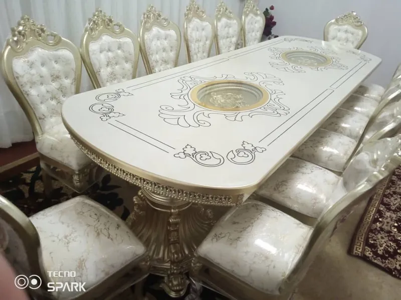 Стол и 14 стульев для гостиной