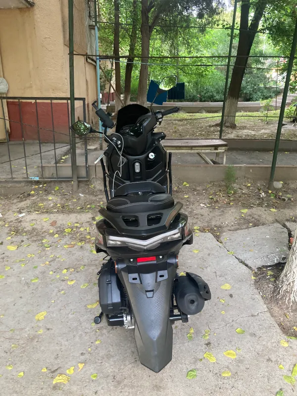 Sukuter q max sotiladi