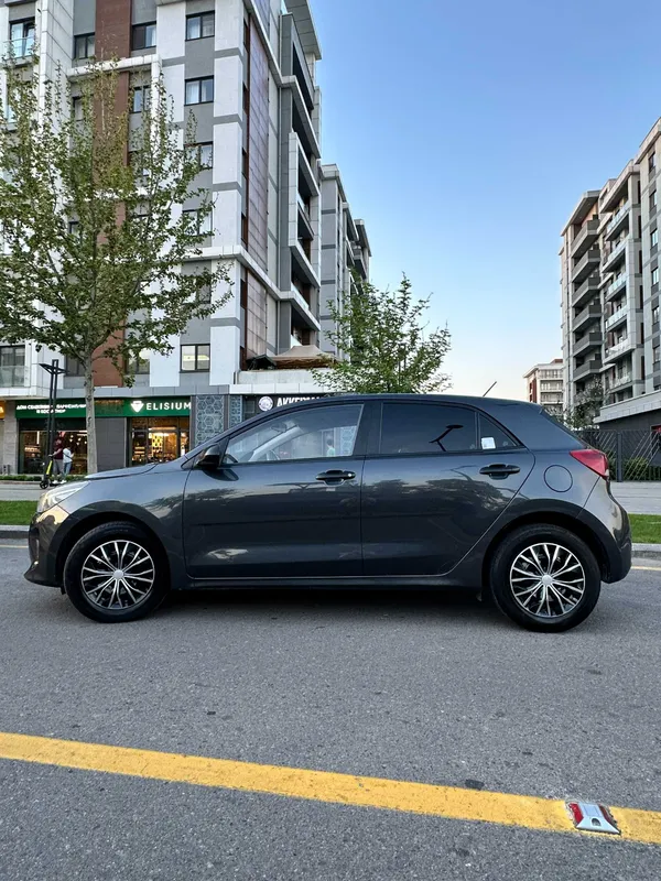 Продается Kia Rio 2018г, цвет Темно-Серый (Dark Grey) — фото 2