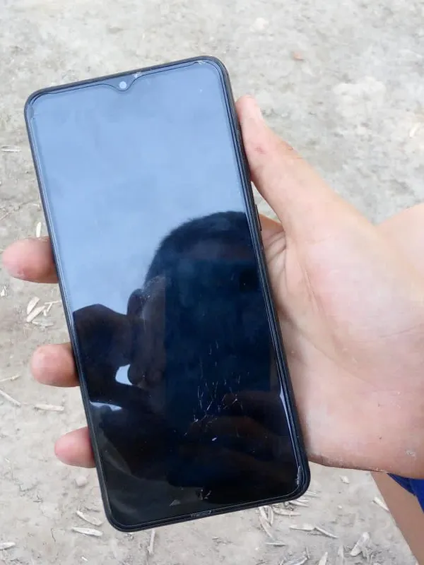 Samsung Galaxy A02, дефект: экран немного треснут 3 Samsung Galaxy A02, дефект: экран немного треснут 3