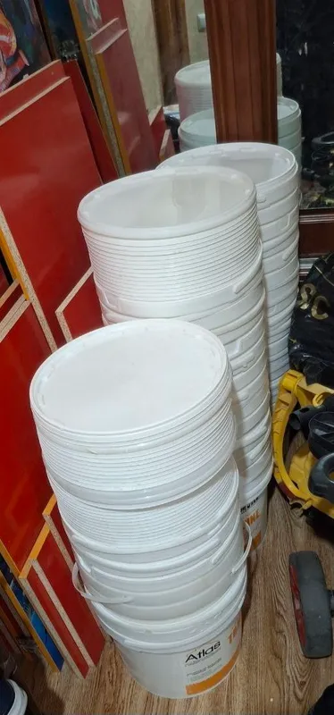 Travertin va emulsiyadan bo'shagan chelaklar Travertin va emulsiyadan bo'shagan chelaklar