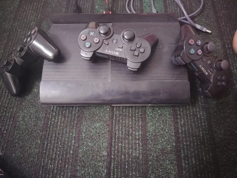 Ps3 sotiladi super slim