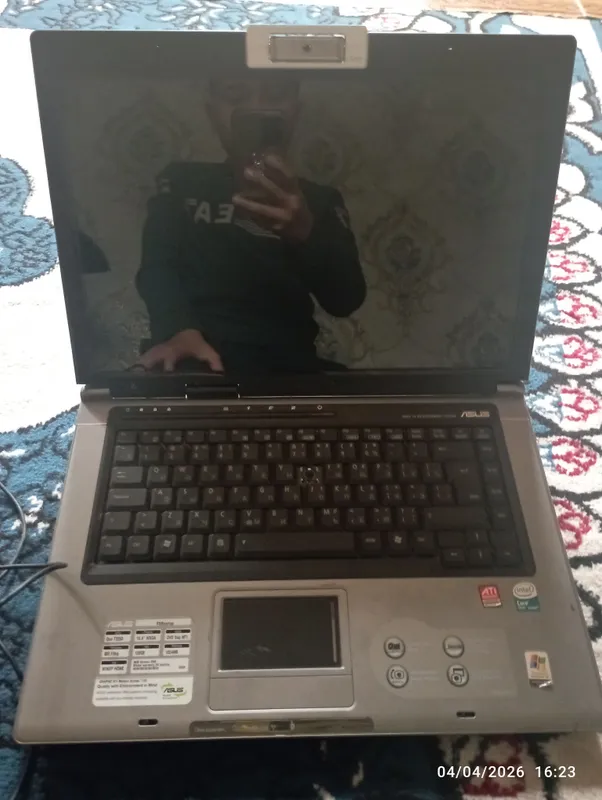 Netbook ekrani kuygan 700ming xotira1024 oʻzi zoʻr