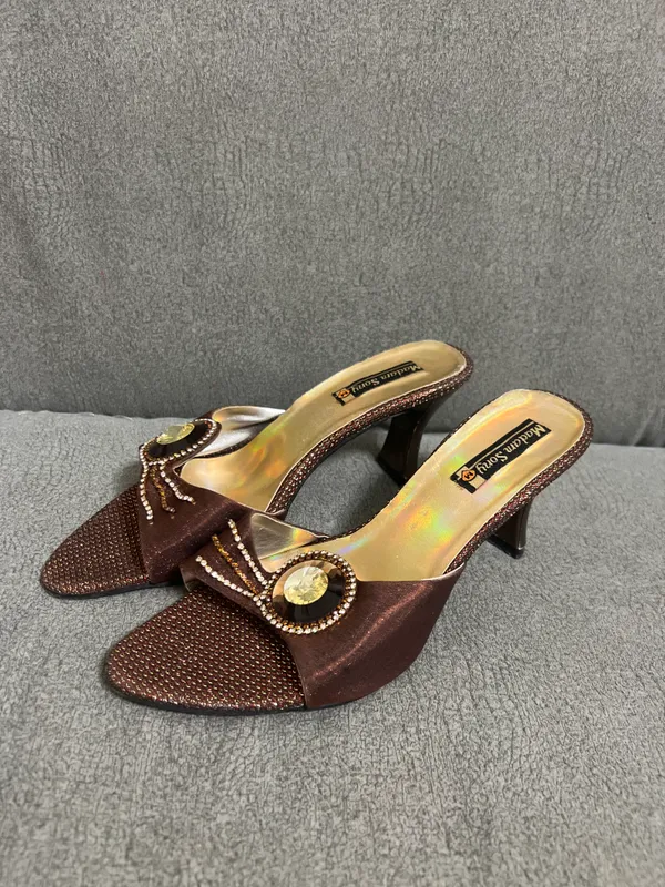 Holati yaxshi razmer 37 narhi 100.000 Holati yaxshi razmer 37 narhi 100.000
