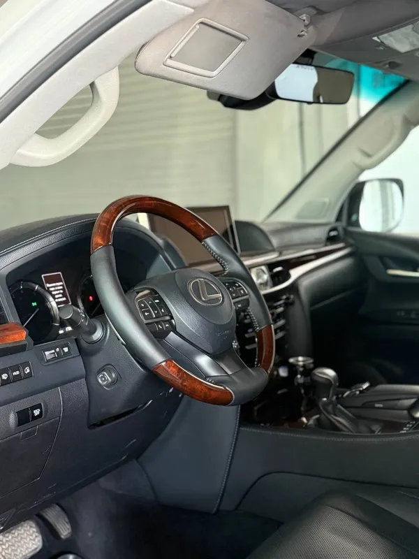 Lexus LX 570 сотилади 5