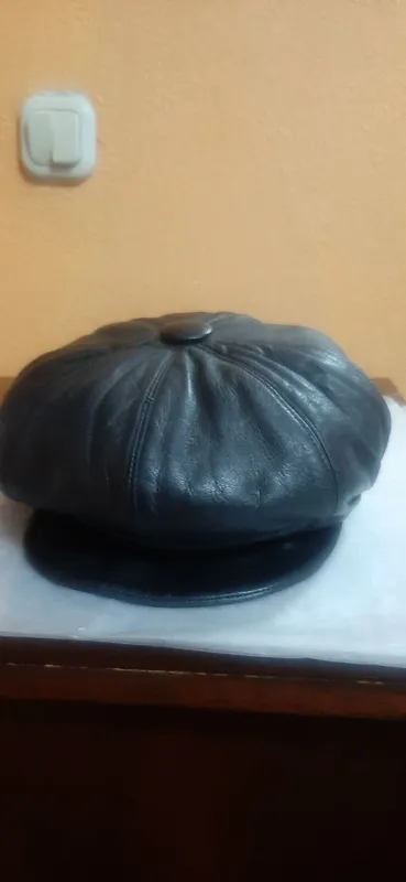 Фуражка из чистой кожи 100% в отличном состояние,продаю дёшево.