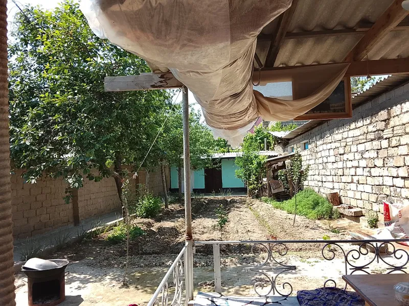 Hovli uy sotiladi