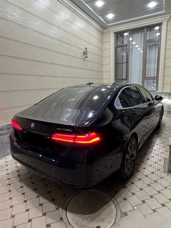 BMW i5 35 L Long 2 BMW i5 35 L Long 2