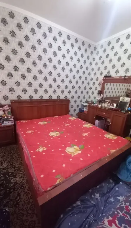 Тумба ,тримо,кравать.