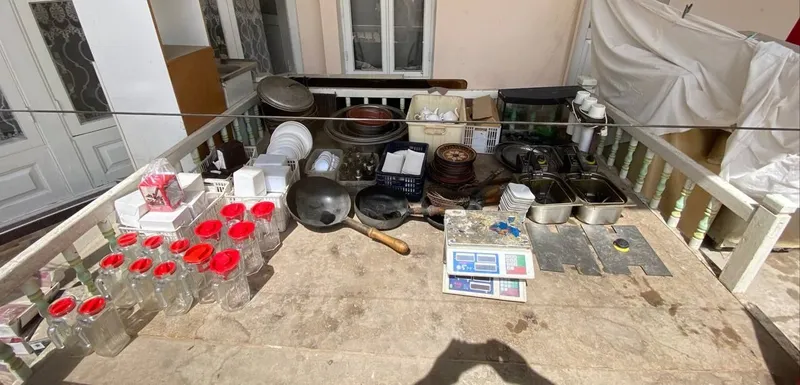 Oshhona anjomlari hammasi sotiladi. Pasuda, laganlar, choynak, qozonla