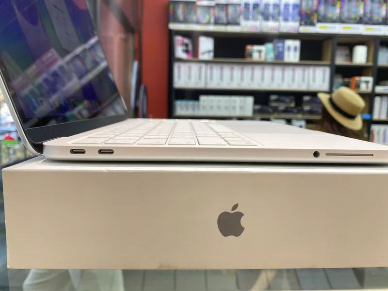 Macbook Neo 8GB/256GB/Silver (100% 7 цыкл) 2